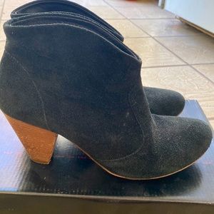 Vintage Steve Madden black suede low heeled booties size 8